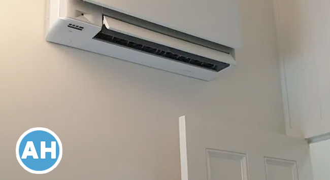 Airco boven deur, bed, tv, piano en bank